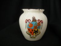 9595 Arcadian Crested China Vase - Rushden (Northamptonshire)
