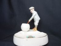 5716 Arcadian Crested China Ashtray with a Golfer and golf ball. Fully Coloured - Aberystwyth